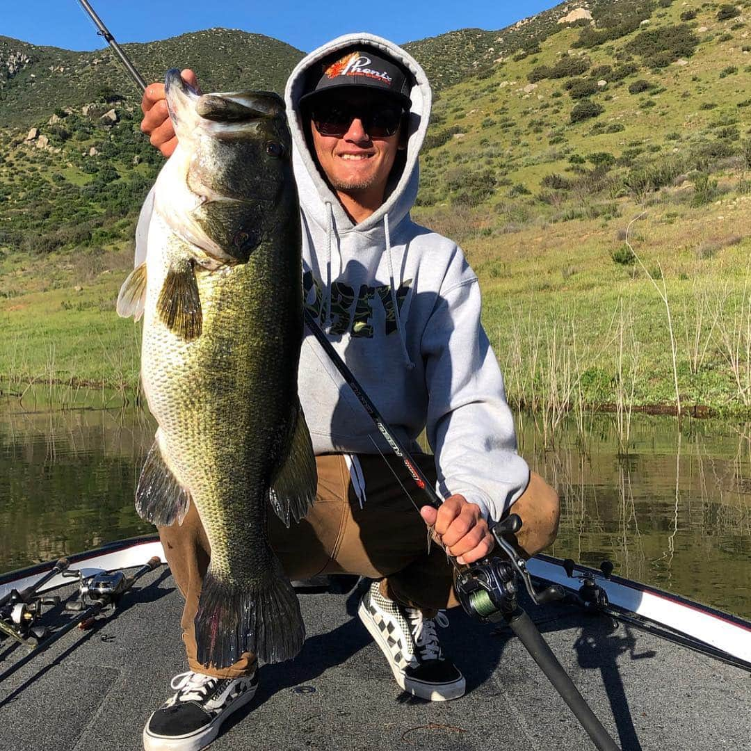 Electric_Fishingさんのインスタグラム写真 - (Electric_FishingInstagram)「Congratulations @_jakeevanss on catching your personal best.  What an absolute beast.  Nice fish as well😜⁣ ⁣ #ElectricSunglasses⁣ #PolarizedSunglasses⁣ #StyleThatPerforms⁣ #ElectricFishing⁣ #largemouthbass」4月1日 10時07分 - electric_fishing