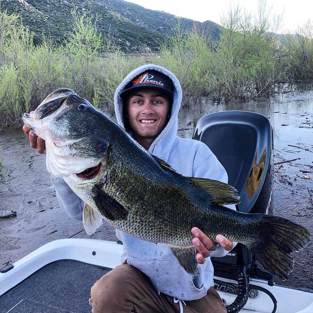 Electric_Fishingさんのインスタグラム写真 - (Electric_FishingInstagram)「Congratulations @_jakeevanss on catching your personal best.  What an absolute beast.  Nice fish as well😜⁣ ⁣ #ElectricSunglasses⁣ #PolarizedSunglasses⁣ #StyleThatPerforms⁣ #ElectricFishing⁣ #largemouthbass」4月1日 10時07分 - electric_fishing