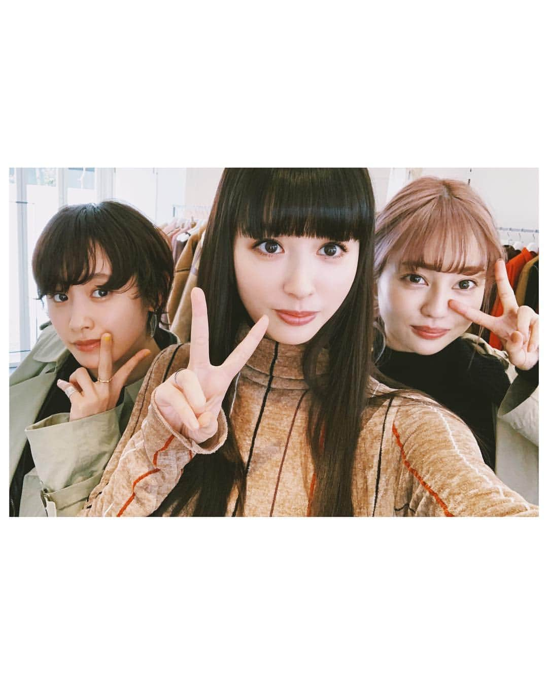 鈴木えみさんのインスタグラム写真 - (鈴木えみInstagram)「昨日まで、Lautashiの5シーズン目となる2019fwコレクションの展示会でした！ 写真撮れなかった方たち沢山いますが、来てくれた関係者のみなさん、友人のみなさん、ありがとうございました💓色々とヘルプしてくれたみなさん、ありがとう〜🥺❤️ 秋冬も早く詳しくお見せしたいですが、その前に、春夏コレクションの販売がスタートしております‼️ SSを提げてみんなに会いに行ける企画がいくつか進行中なので、ぜひ @lautashi をチェックしていてくださいね💕 #Lautashi」4月1日 10時22分 - emisuzuki_official