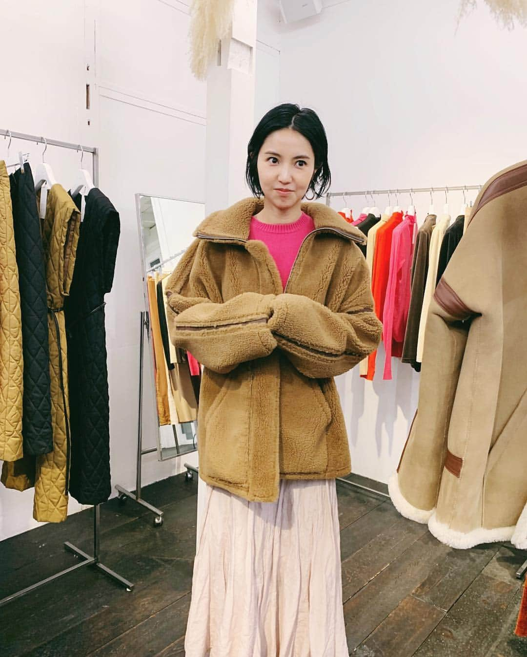 鈴木えみさんのインスタグラム写真 - (鈴木えみInstagram)「昨日まで、Lautashiの5シーズン目となる2019fwコレクションの展示会でした！ 写真撮れなかった方たち沢山いますが、来てくれた関係者のみなさん、友人のみなさん、ありがとうございました💓色々とヘルプしてくれたみなさん、ありがとう〜🥺❤️ 秋冬も早く詳しくお見せしたいですが、その前に、春夏コレクションの販売がスタートしております‼️ SSを提げてみんなに会いに行ける企画がいくつか進行中なので、ぜひ @lautashi をチェックしていてくださいね💕 #Lautashi」4月1日 10時22分 - emisuzuki_official