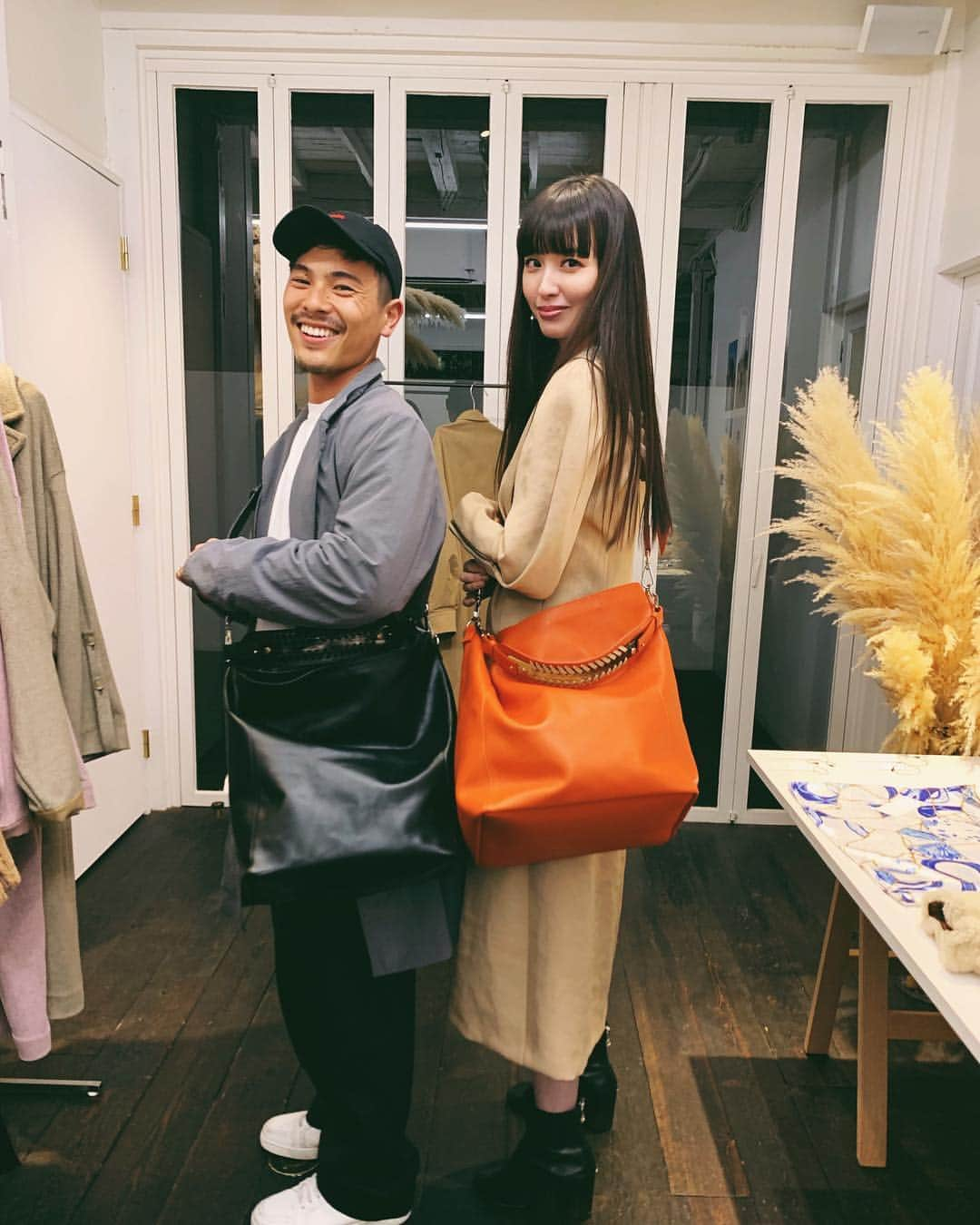 鈴木えみさんのインスタグラム写真 - (鈴木えみInstagram)「昨日まで、Lautashiの5シーズン目となる2019fwコレクションの展示会でした！ 写真撮れなかった方たち沢山いますが、来てくれた関係者のみなさん、友人のみなさん、ありがとうございました💓色々とヘルプしてくれたみなさん、ありがとう〜🥺❤️ 秋冬も早く詳しくお見せしたいですが、その前に、春夏コレクションの販売がスタートしております‼️ SSを提げてみんなに会いに行ける企画がいくつか進行中なので、ぜひ @lautashi をチェックしていてくださいね💕 #Lautashi」4月1日 10時22分 - emisuzuki_official