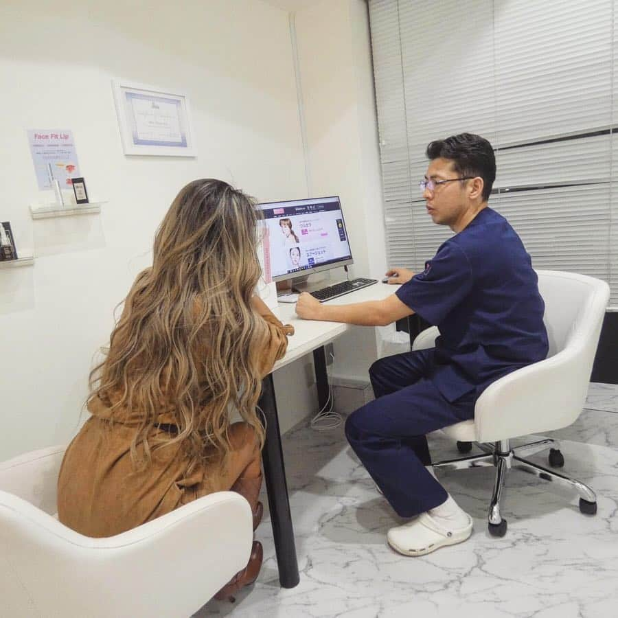 荒木さやかさんのインスタグラム写真 - (荒木さやかInstagram)「おまたせ〜リフトアップの詳細☺︎ @idclinic_tokyo で糸リフトしたよ♡ 今回私が受けたのは【V3フェイスリフト】という、溶ける糸を顔に注入するリフトアップ施術で、短時間で気になる顔のリフトアップができます☺︎ 先生も丁寧にカウンセリングしてくれるし、アフターケアもバッチリ♡ え、もっと早くやってれば良かったと思う速効性😂 やっぱ重力には努力より即効性👌🏾w これからも定期的にやってくつもりで先生とお話したよ♡ あと、目の周りとおデコにはシワよせる癖があるから、ボトックスを…♡ みんな隠すけどアンチエイジングは全然むしろやらなきゃダメって思うから、これからも書いてくね♡ 私のインスタを見たって言って予約すると割引や特典があるからお得だよ♡ #idクリニック #v3フェイスリフト #アンチエイジング #マジこれは定期的にやろうw」4月1日 10時14分 - araki_sayaka