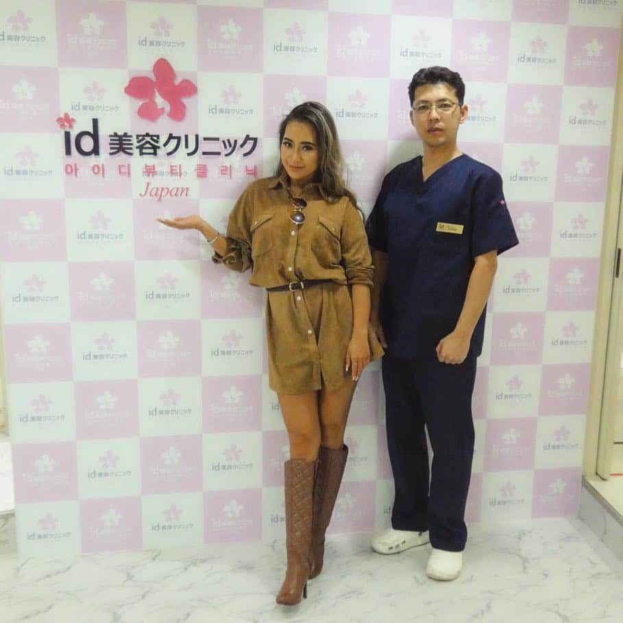 のインスタグラム：「おまたせ〜リフトアップの詳細☺︎ @idclinic_tokyo で糸リフトしたよ♡ 今回私が受けたのは【V3フェイスリフト】という、溶ける糸を顔に注入するリフトアップ施術で、短時間で気になる顔のリフトアップができます☺︎ 先生も丁寧にカウンセリングしてくれるし、アフターケアもバッチリ♡ え、もっと早くやってれば良かったと思う速効性😂 やっぱ重力には努力より即効性👌🏾w これからも定期的にやってくつもりで先生とお話したよ♡ あと、目の周りとおデコにはシワよせる癖があるから、ボトックスを…♡ みんな隠すけどアンチエイジングは全然むしろやらなきゃダメって思うから、これからも書いてくね♡ 私のインスタを見たって言って予約すると割引や特典があるからお得だよ♡ #idクリニック #v3フェイスリフト #アンチエイジング #マジこれは定期的にやろうw」