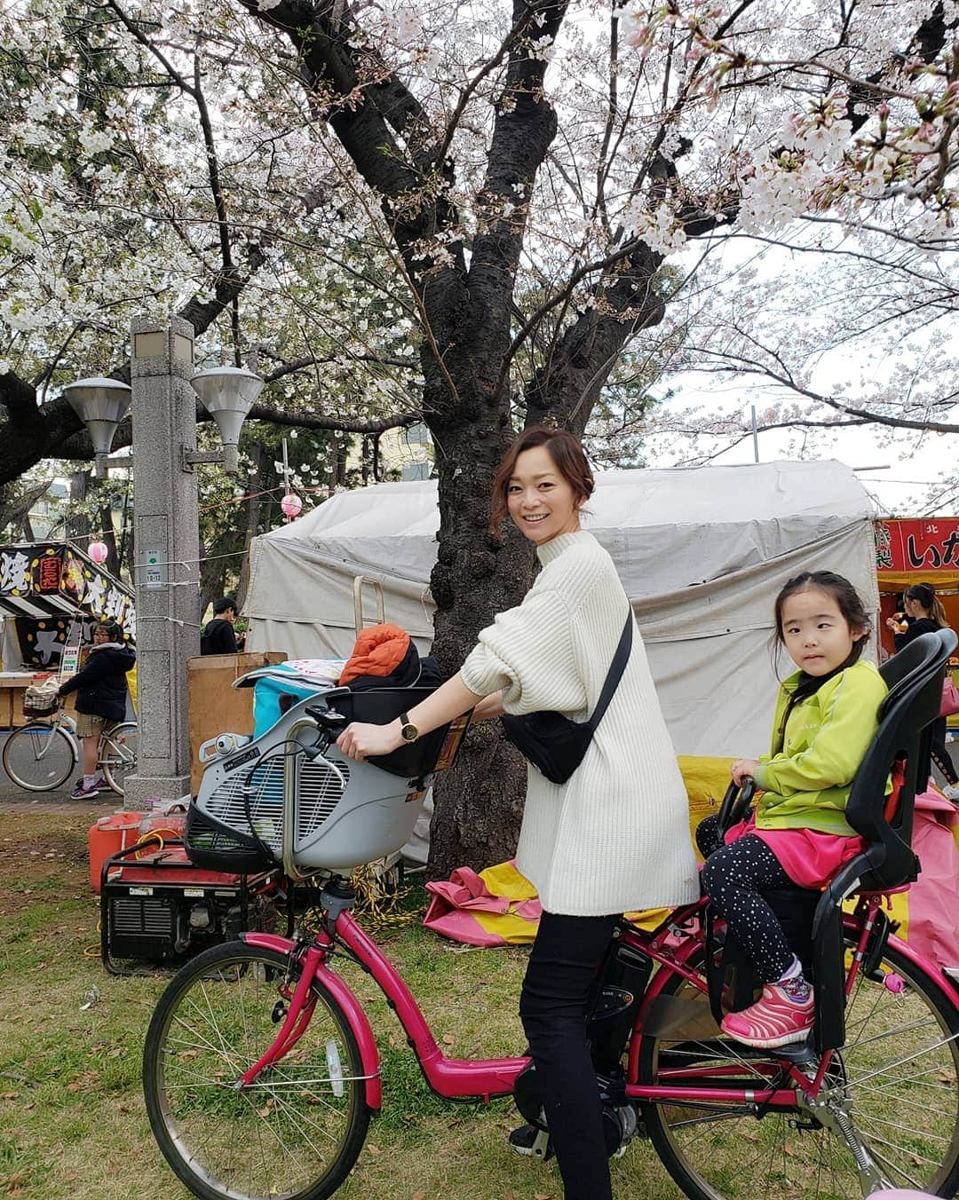 佐藤純さんのインスタグラム写真 - (佐藤純Instagram)「昨日はママ友と毎年恒例のお花見🌸🍺🌸 楽しすぎるママ友達😆  最高の仲間です。  お花見で困るのが…トイレ渋滞🚻。。。 でも、自転車があるから別の公園までダッシュ🚲。 いい運動(笑)  もぉすぐ、新元号の発表ですね。  何になるんだろう。  楽しみ✨  #お花見 #桜 #ママ友 #親子 #兄妹 #ママ#ママモデル#モデル #mama #mamamodel #model」4月1日 10時18分 - junsatoidea