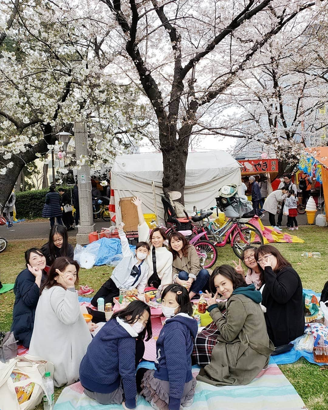 佐藤純さんのインスタグラム写真 - (佐藤純Instagram)「昨日はママ友と毎年恒例のお花見🌸🍺🌸 楽しすぎるママ友達😆  最高の仲間です。  お花見で困るのが…トイレ渋滞🚻。。。 でも、自転車があるから別の公園までダッシュ🚲。 いい運動(笑)  もぉすぐ、新元号の発表ですね。  何になるんだろう。  楽しみ✨  #お花見 #桜 #ママ友 #親子 #兄妹 #ママ#ママモデル#モデル #mama #mamamodel #model」4月1日 10時18分 - junsatoidea