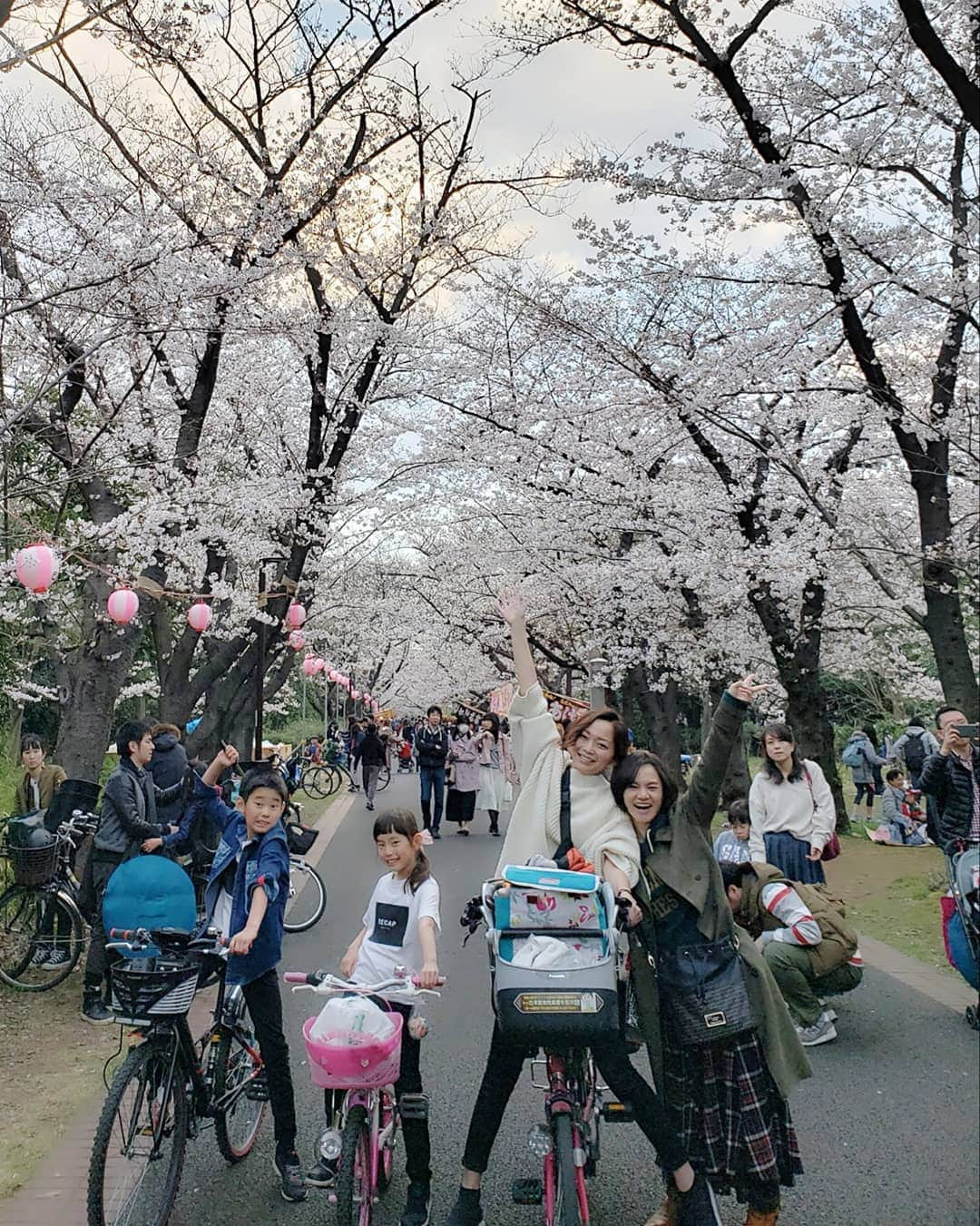 佐藤純さんのインスタグラム写真 - (佐藤純Instagram)「昨日はママ友と毎年恒例のお花見🌸🍺🌸 楽しすぎるママ友達😆  最高の仲間です。  お花見で困るのが…トイレ渋滞🚻。。。 でも、自転車があるから別の公園までダッシュ🚲。 いい運動(笑)  もぉすぐ、新元号の発表ですね。  何になるんだろう。  楽しみ✨  #お花見 #桜 #ママ友 #親子 #兄妹 #ママ#ママモデル#モデル #mama #mamamodel #model」4月1日 10時18分 - junsatoidea