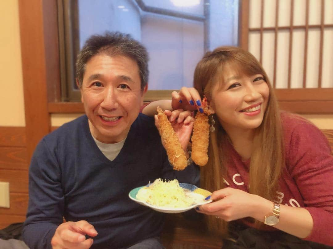 宮川杏奈さんのインスタグラム写真 - (宮川杏奈Instagram)「昨日はママへ誕生日プレゼント🎉 という事で『ご飯を作らなくていい日』を🎁💕 . #ジャンボ海老フライ で有名な 柏崎の#とみ家 に行ってきました🍤💕 安い‼️美味い‼️デカい‼️ . ⭐️唐揚げ ⭐️カニクリームコロッケ ⭐️卵焼き ⭐️天丼 ⭐️上寿司 ⭐️ジャンボ海老フライ2本 ⭐️ジャンボ海老フライ＋ちらし寿司セット×2 . たらふく食べてきました😍🙌🏽💓 お家に帰って🎂を食べて みんなおなぱんすぎてチーン。笑 . 今日から新年度が始まります🌸 頑張れちゃうね😘💯 . #パーソナルトレーナーの食事 #パーソナルトレーナーの休日 #パーソナルトレーナーの生活 #誕生日プレゼント #誕生日は生きてる事を祝って貰える唯一の日 #永遠の38歳 #ローソクは56？にしてあげたのに #ママとパパが？を壊したから #56歳です！！！ #笑 #家族 #ファミリー #宮川家 #食べ過ぎて辛い #週末チート #チートデー #今日から新年度 #だから何って感じだけど #気持ちを強く持って #ベストを尽くしていく #これ変わる事のない事 春だろうが夏だろうが秋だろうが冬だろうが 雨だろうが晴れだろうが雪だろうが 良い事があろうが悪い事があろうが 誰かや何かに影響される事は おそらくない👍🏽 . そんな感じでいきまっしょい😍‼️」4月1日 10時23分 - an1221na