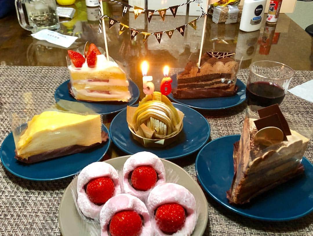 宮川杏奈さんのインスタグラム写真 - (宮川杏奈Instagram)「昨日はママへ誕生日プレゼント🎉 という事で『ご飯を作らなくていい日』を🎁💕 . #ジャンボ海老フライ で有名な 柏崎の#とみ家 に行ってきました🍤💕 安い‼️美味い‼️デカい‼️ . ⭐️唐揚げ ⭐️カニクリームコロッケ ⭐️卵焼き ⭐️天丼 ⭐️上寿司 ⭐️ジャンボ海老フライ2本 ⭐️ジャンボ海老フライ＋ちらし寿司セット×2 . たらふく食べてきました😍🙌🏽💓 お家に帰って🎂を食べて みんなおなぱんすぎてチーン。笑 . 今日から新年度が始まります🌸 頑張れちゃうね😘💯 . #パーソナルトレーナーの食事 #パーソナルトレーナーの休日 #パーソナルトレーナーの生活 #誕生日プレゼント #誕生日は生きてる事を祝って貰える唯一の日 #永遠の38歳 #ローソクは56？にしてあげたのに #ママとパパが？を壊したから #56歳です！！！ #笑 #家族 #ファミリー #宮川家 #食べ過ぎて辛い #週末チート #チートデー #今日から新年度 #だから何って感じだけど #気持ちを強く持って #ベストを尽くしていく #これ変わる事のない事 春だろうが夏だろうが秋だろうが冬だろうが 雨だろうが晴れだろうが雪だろうが 良い事があろうが悪い事があろうが 誰かや何かに影響される事は おそらくない👍🏽 . そんな感じでいきまっしょい😍‼️」4月1日 10時23分 - an1221na