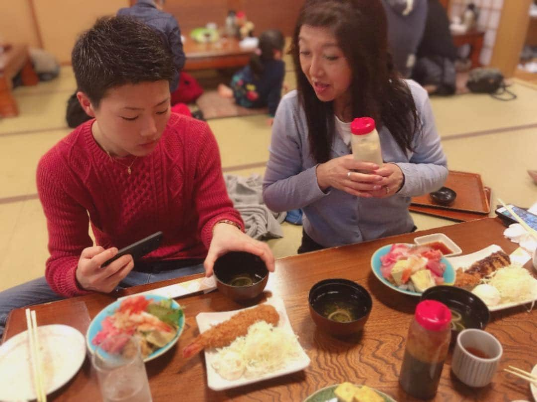 宮川杏奈さんのインスタグラム写真 - (宮川杏奈Instagram)「昨日はママへ誕生日プレゼント🎉 という事で『ご飯を作らなくていい日』を🎁💕 . #ジャンボ海老フライ で有名な 柏崎の#とみ家 に行ってきました🍤💕 安い‼️美味い‼️デカい‼️ . ⭐️唐揚げ ⭐️カニクリームコロッケ ⭐️卵焼き ⭐️天丼 ⭐️上寿司 ⭐️ジャンボ海老フライ2本 ⭐️ジャンボ海老フライ＋ちらし寿司セット×2 . たらふく食べてきました😍🙌🏽💓 お家に帰って🎂を食べて みんなおなぱんすぎてチーン。笑 . 今日から新年度が始まります🌸 頑張れちゃうね😘💯 . #パーソナルトレーナーの食事 #パーソナルトレーナーの休日 #パーソナルトレーナーの生活 #誕生日プレゼント #誕生日は生きてる事を祝って貰える唯一の日 #永遠の38歳 #ローソクは56？にしてあげたのに #ママとパパが？を壊したから #56歳です！！！ #笑 #家族 #ファミリー #宮川家 #食べ過ぎて辛い #週末チート #チートデー #今日から新年度 #だから何って感じだけど #気持ちを強く持って #ベストを尽くしていく #これ変わる事のない事 春だろうが夏だろうが秋だろうが冬だろうが 雨だろうが晴れだろうが雪だろうが 良い事があろうが悪い事があろうが 誰かや何かに影響される事は おそらくない👍🏽 . そんな感じでいきまっしょい😍‼️」4月1日 10時23分 - an1221na