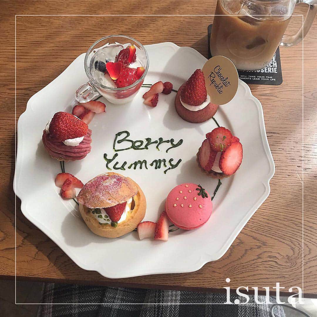 のインスタグラム：「. 神戸にあるかわいいスイーツが楽しめるカフェ「ショコラリブリック」をご紹介❤︎ . 季節によって内容が変わるプレートがとってもかわいいんです♩ . 3月はいちごのプレートだったようですが、4月はどんなプレートになるのか楽しみですね！ . ミニサイズでいろんな種類のスイーツが楽しめるなんてとっても贅沢♡ ぜひ遊びに行ってみてください！ _____ ショコラリブリック open：12:00〜22:00 access：兵庫県神戸市中央区加納町4丁目8−7  FBIビル _____ photo by @____61y @m_iy_u1214 . #isuta #isutapic #isutacafe #イスタ #神戸カフェ #ショコラリパブリック」