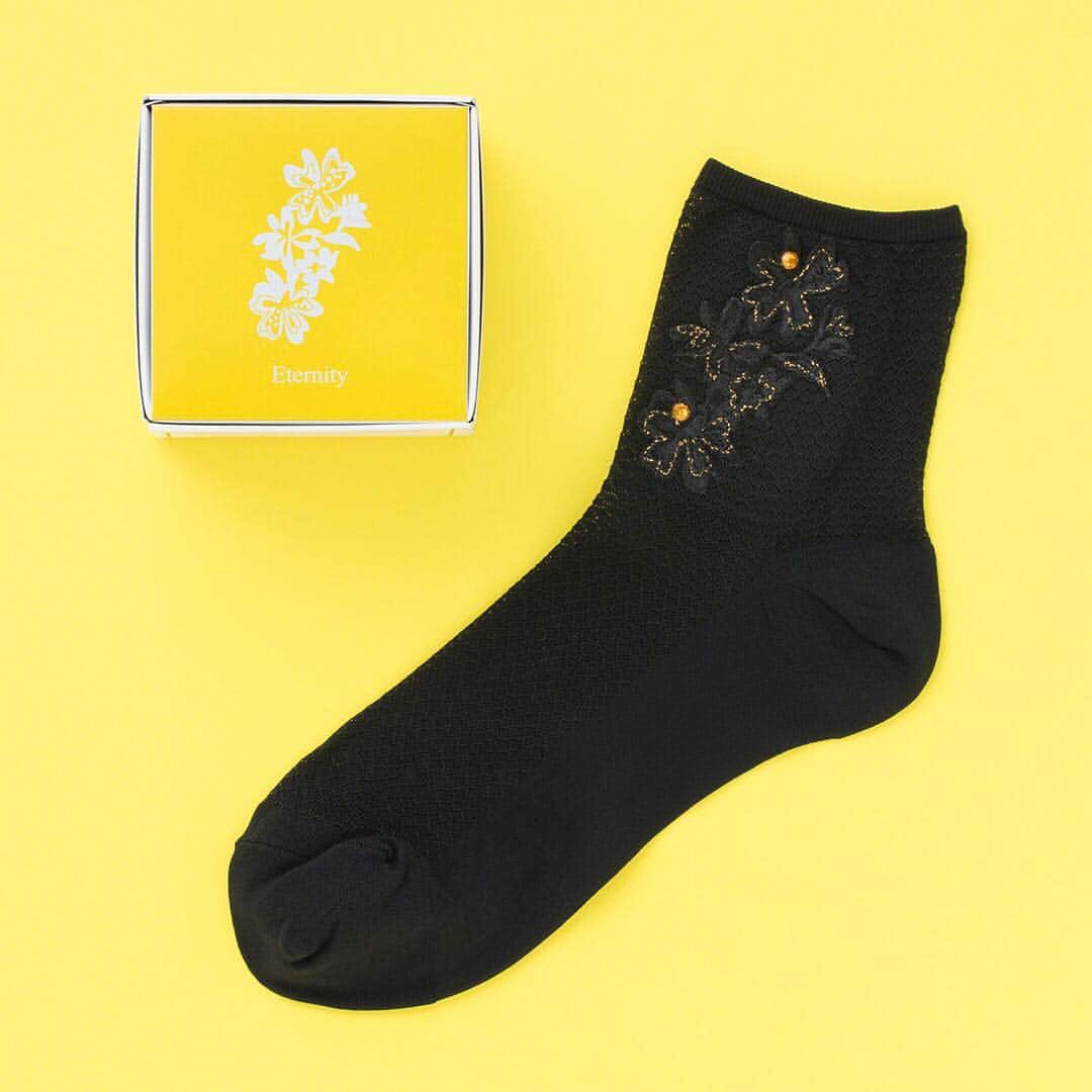 JILLSTUARTさんのインスタグラム写真 - (JILLSTUARTInstagram)「【JILLSTUART SOCKS】 4月の誕生花はアルストメリア。 新しいことを始める人へもぴったりな花言葉、「Eternity(持続)」。 . . オレンジのラインストーンは明るくポジティブな印象を与えてくれます。左右で刺繍位置が異なるのもポイントです。 ￥2,300+tax . . . *こちらの商品は(株)ナイガイでの取り扱い商品です。  #JILLSTUART #jillstuart_jp #socks #靴下 #ナイガイ #誕生花 #アルストメリア #4月 #april #花言葉 #eternity #持続 #ご褒美 #ギフト」4月1日 10時27分 - jillstuart.jp