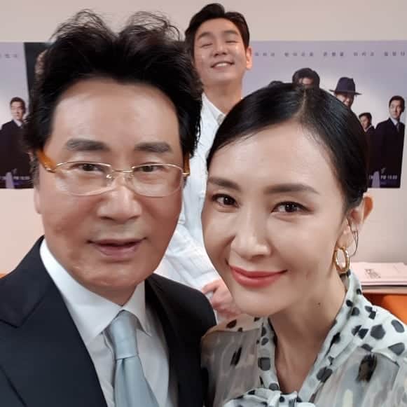チェ・シラさんのインスタグラム写真 - (チェ・シラInstagram)「3월 27일 있었던, . <더 뱅커> 제작 발표회날 대기실에서~ ☑️ 상중 오빠와 태우~, 유동근 선배님과 태우~  찍을 때 마다 악동 같이 귀여운 표정으로 😸 사이에 끼어드는 센스발휘~ 📸 태우랑 둘이 찍은거보다  이렇게 찍은게 더 재미있는 사진으로 완성~^ 😄 이번주, 수요일, 목요일 밤 10시~ 기다려주세요~^ . #채시라 #mbc수목미니시리즈 #더뱅커 #한수지스타일 #롬앤벨벳틴트💄」4月1日 10時28分 - chaesira0625