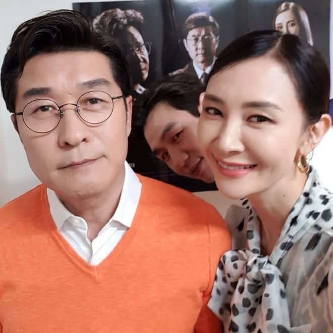 チェ・シラさんのインスタグラム写真 - (チェ・シラInstagram)「3월 27일 있었던, . <더 뱅커> 제작 발표회날 대기실에서~ ☑️ 상중 오빠와 태우~, 유동근 선배님과 태우~  찍을 때 마다 악동 같이 귀여운 표정으로 😸 사이에 끼어드는 센스발휘~ 📸 태우랑 둘이 찍은거보다  이렇게 찍은게 더 재미있는 사진으로 완성~^ 😄 이번주, 수요일, 목요일 밤 10시~ 기다려주세요~^ . #채시라 #mbc수목미니시리즈 #더뱅커 #한수지스타일 #롬앤벨벳틴트💄」4月1日 10時28分 - chaesira0625
