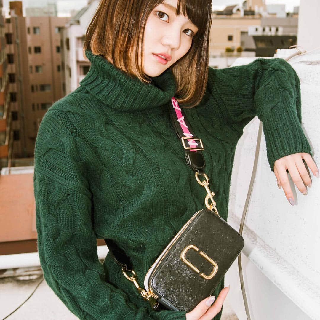 のインスタグラム：「﻿ ２つのファスナーポケットを前後に配置した使い勝手の良いデザイン。現在大人気のSNAP SHOTです♪﻿ ﻿﻿﻿﻿ ﻿﻿﻿﻿ ＊brand:MARC JACOBS﻿ ＊color:ブラック﻿ ＊number:M0014146﻿ ﻿﻿﻿﻿ #fithouse #フィットハウス #ITEMINFO﻿ #FASHION #ファッション ﻿ #FASHIONITEM #ファッションアイテム﻿﻿﻿﻿ #selectshop  #セレクトショップ﻿ #WOMENS #レディース﻿ #marcjacobs #マークジェイコブス﻿ #marcjacobsbag #マークジェイコブスバッグ﻿ #ショルダーバッグ #ブラック﻿ #レディースバッグ ﻿ #バッグ #bag ﻿ #snapshotbag #m0014146」