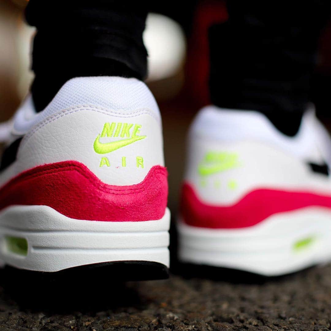 アトモスガールズ/atmos girlsさんのインスタグラム写真 - (アトモスガールズ/atmos girlsInstagram)「. 美色のNIKE AIR MAX1が、atmos限定カラーで登場！ 春先にぴったりのビビットなカラーが目を引くこと間違いなしの一足。 atmos pink各店では24.0cm~25.0cmまで展開中。 NIKE AIR MAX 1 AH8145-111 ¥12,000-(+tax) . #atmos#atmostokyo#atmospink#nike #airmax1#アトモス#アトモスピンク#ナイキ」4月1日 10時45分 - atmos_pink_official