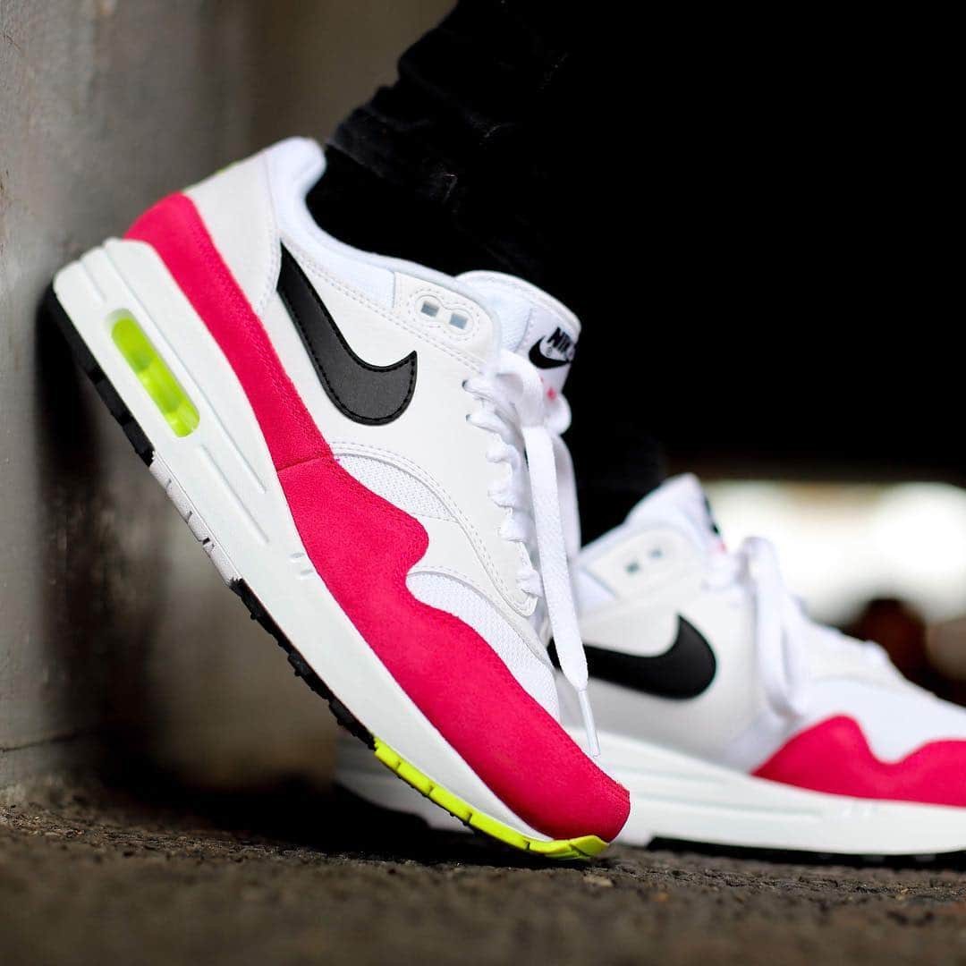 アトモスガールズ/atmos girlsさんのインスタグラム写真 - (アトモスガールズ/atmos girlsInstagram)「. 美色のNIKE AIR MAX1が、atmos限定カラーで登場！ 春先にぴったりのビビットなカラーが目を引くこと間違いなしの一足。 atmos pink各店では24.0cm~25.0cmまで展開中。 NIKE AIR MAX 1 AH8145-111 ¥12,000-(+tax) . #atmos#atmostokyo#atmospink#nike #airmax1#アトモス#アトモスピンク#ナイキ」4月1日 10時45分 - atmos_pink_official