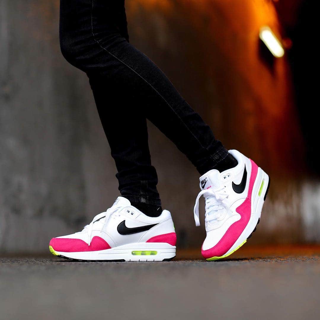 のインスタグラム：「. 美色のNIKE AIR MAX1が、atmos限定カラーで登場！ 春先にぴったりのビビットなカラーが目を引くこと間違いなしの一足。 atmos pink各店では24.0cm~25.0cmまで展開中。 NIKE AIR MAX 1 AH8145-111 ¥12,000-(+tax) . #atmos#atmostokyo#atmospink#nike #airmax1#アトモス#アトモスピンク#ナイキ」