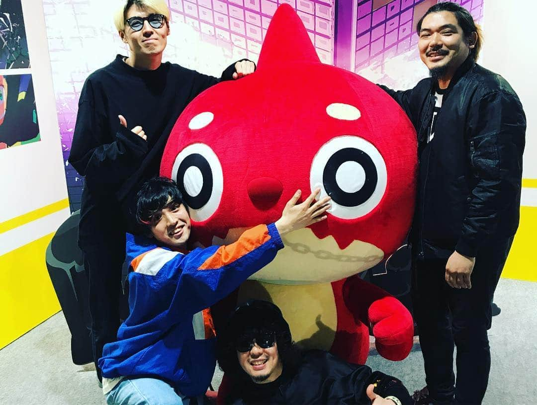 岡本伸明さんのインスタグラム写真 - (岡本伸明Instagram)「ツタロック in 幕張メッセありがとう！！！ 昨日はTSUTAYAとXFLAGに向けて完全にやった！！！ モンストのオラゴンは肌触りが良かった！  TSUTAYAカードはライブに破れた！  次はアラバキー！！！ #thetelephones #ツタロック #モンスト」4月1日 10時56分 - nobu_okamoto2