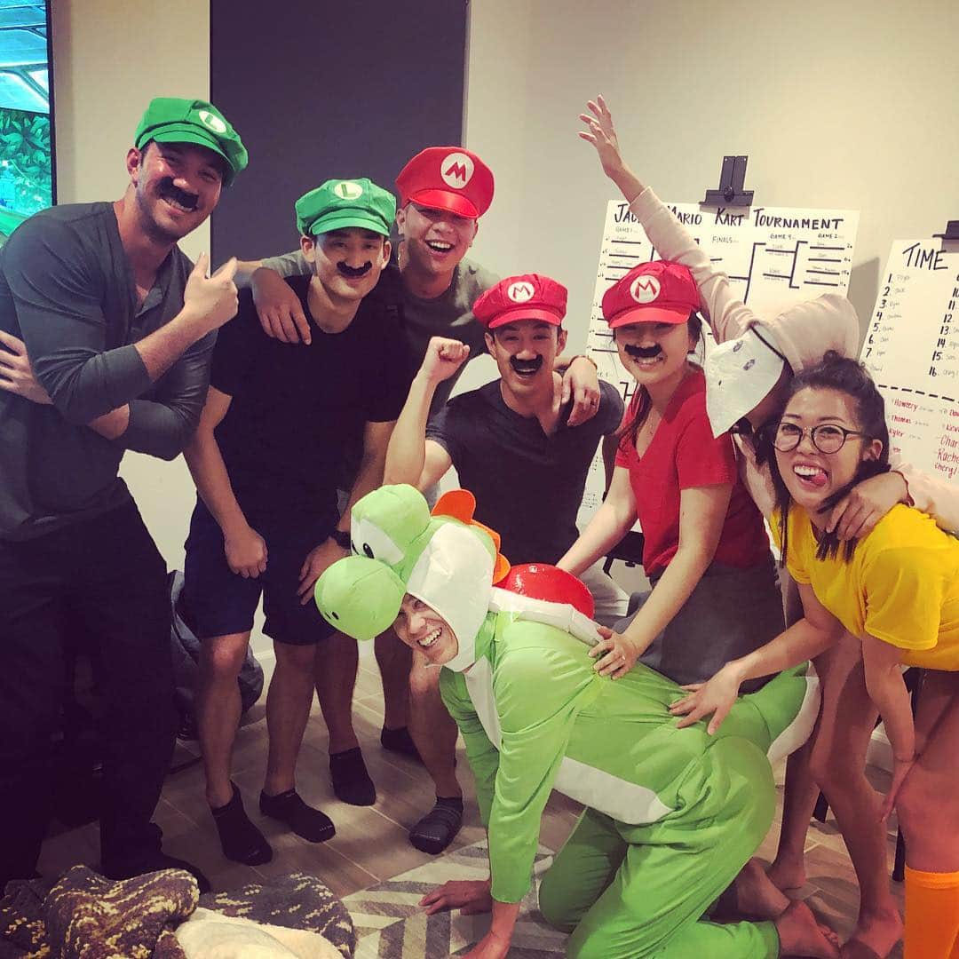 ハワード・シューのインスタグラム：「Mariokart tournament for @jackshu 30th birthday. Anybody can get the works. Skrrt skrrt 🏎💨」