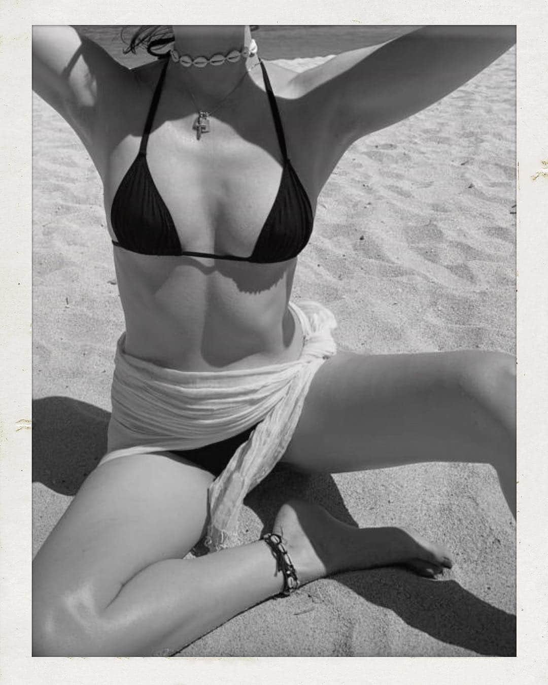 Jennifer Humphreyさんのインスタグラム写真 - (Jennifer HumphreyInstagram)「Beach deets 💫」4月1日 10時51分 - jenhumphrey_