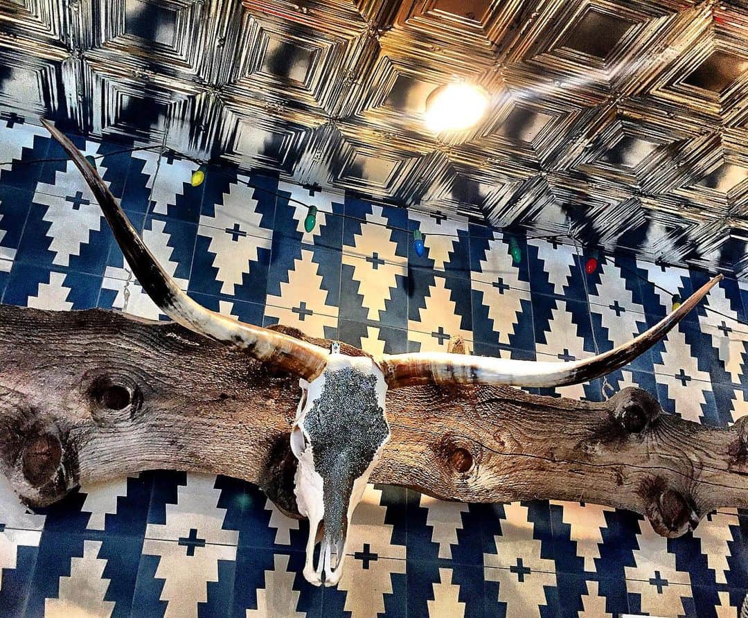 シャーニ・ヴィンソンのインスタグラム：「My kinda #art! #texaslonghorn #skull #wooddesign #wallart #walldecor #rustic #wood #rusticdecor #tesuquevillagemarketvenice」