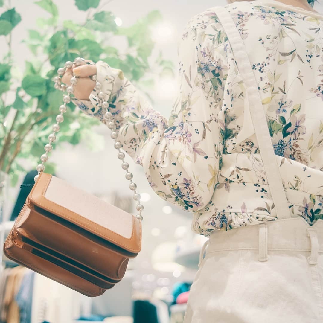 PARCO_ya上野さんのインスタグラム写真 - (PARCO_ya上野Instagram)「春の代名詞。色使いが上品な花柄ブラウス。﻿ ﻿ 女性心くすぐる花柄も落ち着いたトーンの色柄で上品な印象のブラウス。きれいめのワイドパンツやスカートとの合わせはもちろんデニムでカジュアルにあわせても素敵な大人のお洒落感たっぷりな一枚です。﻿ ﻿ <shop information>﻿﻿ レディス・メンズ﻿﻿ 3F : Divinique （ディヴィニーク)﻿ ﻿TEL : 03-6803-0943﻿﻿ ﻿ @divinique﻿﻿ @divinique_ueno﻿﻿ #parco_ya #parcoya #パルコヤ #パルコヤ上野 #上野 #ueno #divinique #ディヴィニーク #yanuk #moname #moname19ss #花柄ブラウス #花柄ブラウスコーデ #春ブラウス #春ブラウスコーディネート #春コーデ #春夏コーデ #今日のコーデ #今日の服 #シンプル #春服 #fashionstyle #大人カジュアル #instafashion #ootd_kob」4月1日 11時03分 - parco_ya_ueno