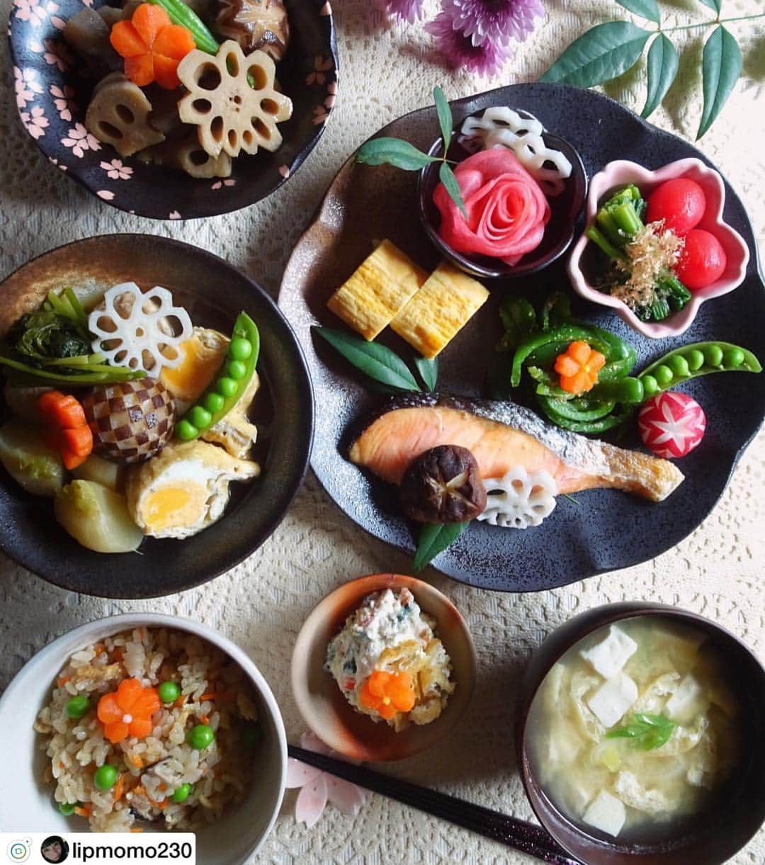 らでぃっしゅぼーやさんのインスタグラム写真 - (らでぃっしゅぼーやInstagram)「@lipmomo230 様  らでぃっしゅぼーやのおためしセットをお料理していただきました。 飾り切りもキレイで、豪華な和食ですね～♪ ありがとうございます！ ・ ・ ・  Japanese food #和食 @radishboya1988 さん(らでぃっしゅぼーやさん)から、#らでぃっしゅぼーやおためしセット を頂きました😊 ・ 新鮮な旬の野菜(ほうれん草、小かぶ、人参、蓮根、ミニトマト、ピーマン)、柑橘(不知火)🍊、卵、ミニ豆腐、原木椎茸、生芋こんにやく、油揚げなど１２品、色々盛りだくさんなセットです♪野菜ブイヨンのサンプルも付いていて嬉しいです♪ ・ 今回頂いた食材を使って今日は和食にしました☺️ ・ *こんにゃくと蓮根と鶏肉の炒め煮 *小かぶと鶏団子とあぶたまの#煮物 *ほうれん草と焼き椎茸とカリカリ油揚げの白和え *ほうれん草とミニトマトのお浸し *ピーマンの胡麻和え *だし巻き卵 *甘酢漬け (赤かぶ、蓮根) *焼き塩鮭 #炊き込みご飯 (人参、椎茸、油揚げ、鶏肉) *豆腐と油揚げと白葱の#お味噌汁 ・ 小かぶは柔らかくて葉っぱも美味しいです😊ほうれん草も根っこまで美味しく頂きました😋ありがとうございました🧡まだ食材があるので次は洋食にしようかと思っています☺️ ・ #らでぃっしゅぼーや #和ごはん #日本食 #料理 #一人暮らし #おうちごはん #クッキングラム  #食卓に春を迎えよう #おうちごはんLover #japanesefood #cooking #homemadecooking #food #foodporm #foodpic」4月1日 11時03分 - radishboya1988