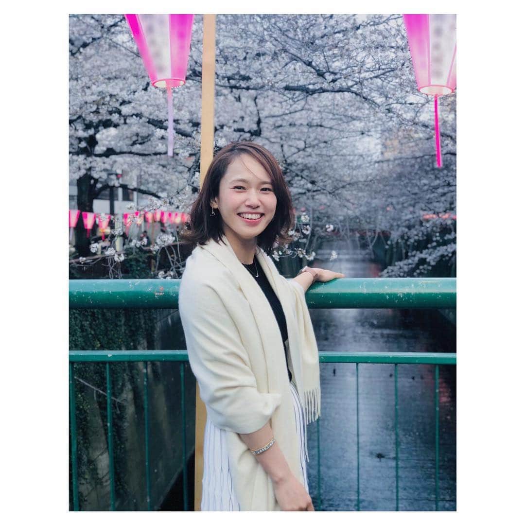 ソニンさんのインスタグラム写真 - (ソニンInstagram)「. ４月がスタート。 新しい何かが始まる季節ですね。 新元号もまもなく発表。(まさか元号3代をこんな早く跨ぐとは🙊) #令和 . 新しい事は時に怖かったり素直に気持ちが馴染まない事もあるけど、楽しい事素晴らしい体験が生まれるので、そう信じて頑張っていきましょうね❕ . 🌸 この間、稽古が予想以上に早く終わったので、カンパニー仲間で花見へ。🌸 #大人の花見 #花粉症は敵 #エイプリルフールとかはやらない #嘘つくのド下手なので #キンキーブーツ #稽古中 . ❣️今日夜に新しい情報ありますよん❣️」4月1日 11時14分 - sonim_official