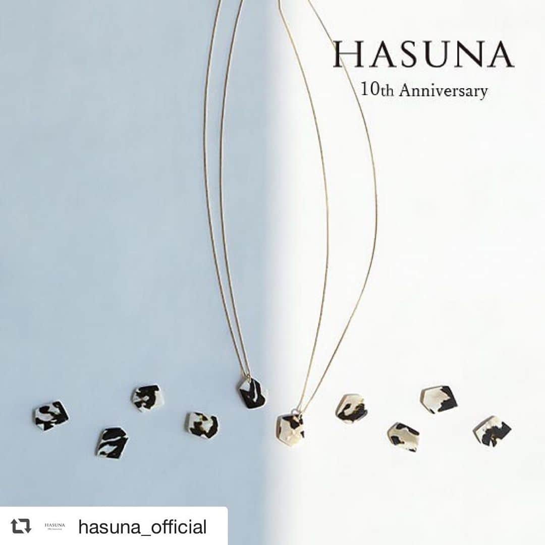 白木夏子さんのインスタグラム写真 - (白木夏子Instagram)「#repost @hasuna_official via @PhotoAroundApp  HASUNA 10th Anniversary ・  2019年4月に、HASUNAは設立10周年を迎えます。 ・ 感謝の気持ちを込めてイベントや特典をご用意いたしました。 ・ 表参道本店では、創業当初から使用している アイコン的なエシカル素材の「ウィルクス貝」を使用した、 限定コレクションを発表。 ・ また、4月3日（水）〜23日（火）の期間中は、 ジェイアール名古屋タカシマヤにて、3週間の期間限定ショップをオープン。 ・ HASUNA online storeでは、ポイント10倍のキャンペーンを開催します。 ・ 《l'unique 10th Anniversary 4/1（月）発売》 創業当初からHASUNAのエシカルを象徴する素材であるウィルクス貝。 この貝を使用した、限定ネックレスを10点ご用意いたします。（上記写真） 素材：K18イエローゴールド、ウィルクス貝 価格：38,000円（税抜）　限定10点。 ・ ▼キャンペーンサイト https://10th.hasuna.com/ ＊キャンペーンに関する詳細は、プロフィールからご覧ください。 ・ ・ #10th #10thanniversary  #美しいものでできている #エシカル #PERPETUALJEWELRY #HASUNA #ハスナ #ジュエリー #アクセサリー #表参道 #OMOTESANDO #ethicaljewelry #accessories #accessory #fashion #design #japanesejewelry #japanjewelry #springjewelry」4月1日 11時15分 - natsukoshiraki