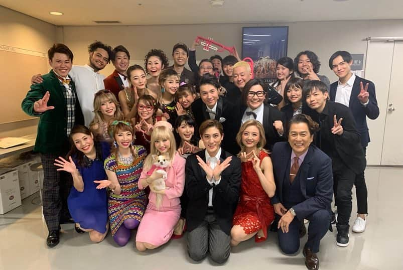 青山郁代さんのインスタグラム写真 - (青山郁代Instagram)「御礼【キューティ・ブロンド2019】 ・ ・ 全43回公演、富山にて昨日無事に大千穐楽を迎えることが出来ました。 ・ いつもの窓を開け、満席のお客様に迎えて頂いたあの光景をこれからの糧として、また新たな道を一歩踏み出します。 ・ カンパニーの皆さん、そして作品を支えてくださった全ての皆さま、最高の、最幸の日々を、ありがとうございました。感謝✨ ・ ーーーー ・ 神田沙也加ざっちょ主演、 上田一豪さん演出 「キューティ・ブロンド」日本初演 ・ の“公演情報”をtwitterで知った2016年のあの日。 ・ 『うわぁ！素敵！可愛い！この作品に出たい！』 ・ という願望が強く湧き上がったと同時に、 ・ 『なんだかこの作品に縁がある気がする。しかも、なんか長く深く関われる気がする、、、』（運命の人に出逢った人がよく言う、「この人だ！みーつけた！」感） ・ みたいな謎の直感が働いたのを今でも印象深く覚えています。 ・ ・ 2017年の初演に続き、今回の再演。２シーズンも作品に参加させていただきました。 ・ 作品への想いが溢れすぎて、なにを語ればいいかわかりません😭💦💦💦 まだ大千穐楽を迎えた実感もないまま、Instagramを更新しています( ﾟεﾟ；)笑 ・ ・ 個人的には、「メリー・ポピンズ 」から「ナイツ・テイル 」「サムシング・ロッテン」そして「キューティ・ブロンド」と、2018年の始まりから続いてきた、幸せな“ミュージカルロングラン”を無事完走出来たことも、 これから舞台人生活を続けて行く上での自信となった気がします🏃‍♀️✨ ・ ・ ・ 本日まもなく新年号の発表。 ・ 時代が大きく変わっていく節目のようですが、 私はいつも通り一歩一歩ゆっくりでも少しずつ前進していきたいと思います☺️🐾 ・ まだまだキューティ・ブロンド投稿続くと思います。 ・ よかったらお付き合いください📸💕 ・ ・ ・ #キューティブロンド‬ ‪#大千穐楽 ‬#legallyblonde #legallyblondethemusical #ellemama #富山 #大千穐楽 #神田沙也加 ざっちょ #オーバードホール #感謝 #応援ありがとうございました  #メリーポピンズ #ナイツテイル #サムシングロッテン #ミュージカル #愛してる」4月1日 11時07分 - ikuyo_aoyama