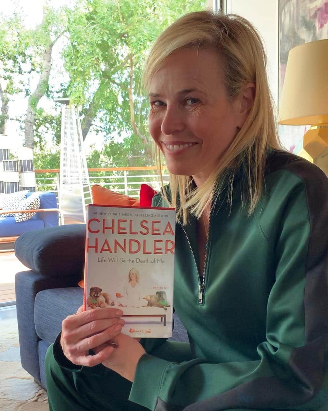 チェルシー・ハンドラーさんのインスタグラム写真 - (チェルシー・ハンドラーInstagram)「The last time I was this excited was when I adopted Bert and Bernice. Life will be the death of me, out April 9. Pre-order now. #lifewillbethedeathofme」4月1日 11時08分 - chelseahandler