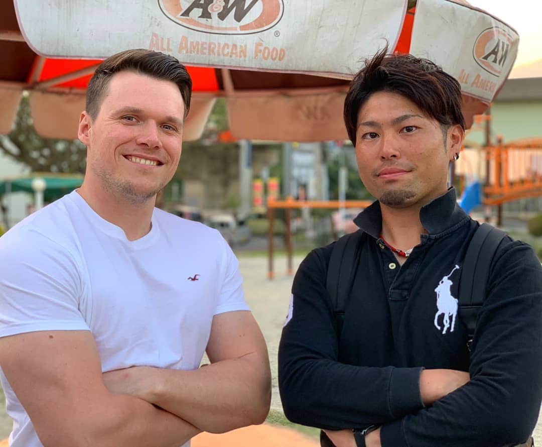 ニックのインスタグラム：「僕のお気に入りのまさし君と、A&Wでカーリーフライ、そしてルートビアを飲みました！  みなさん、二人の外人のチャンネルにあげた最近の動画を楽しんでくれてありがとうございます！みなさんのサポートには、とても感動しています！  そして、新しい動画をまた作るのが俺らも楽しみだ！  Stopping by A&W for some curly fries and a root beer with my favourite guy in Okinawa, Masashi!  Thank you to everyone who enjoyed our latest video on the Two Gaijin YouTube channel. We're humbled by the support and can't wait to make more videos for you soon!  #japan #okinawa #travel #gaijin #twogaijin #food #fastfood #日本 #沖縄 #外人 #イギリス人 #イギリス」