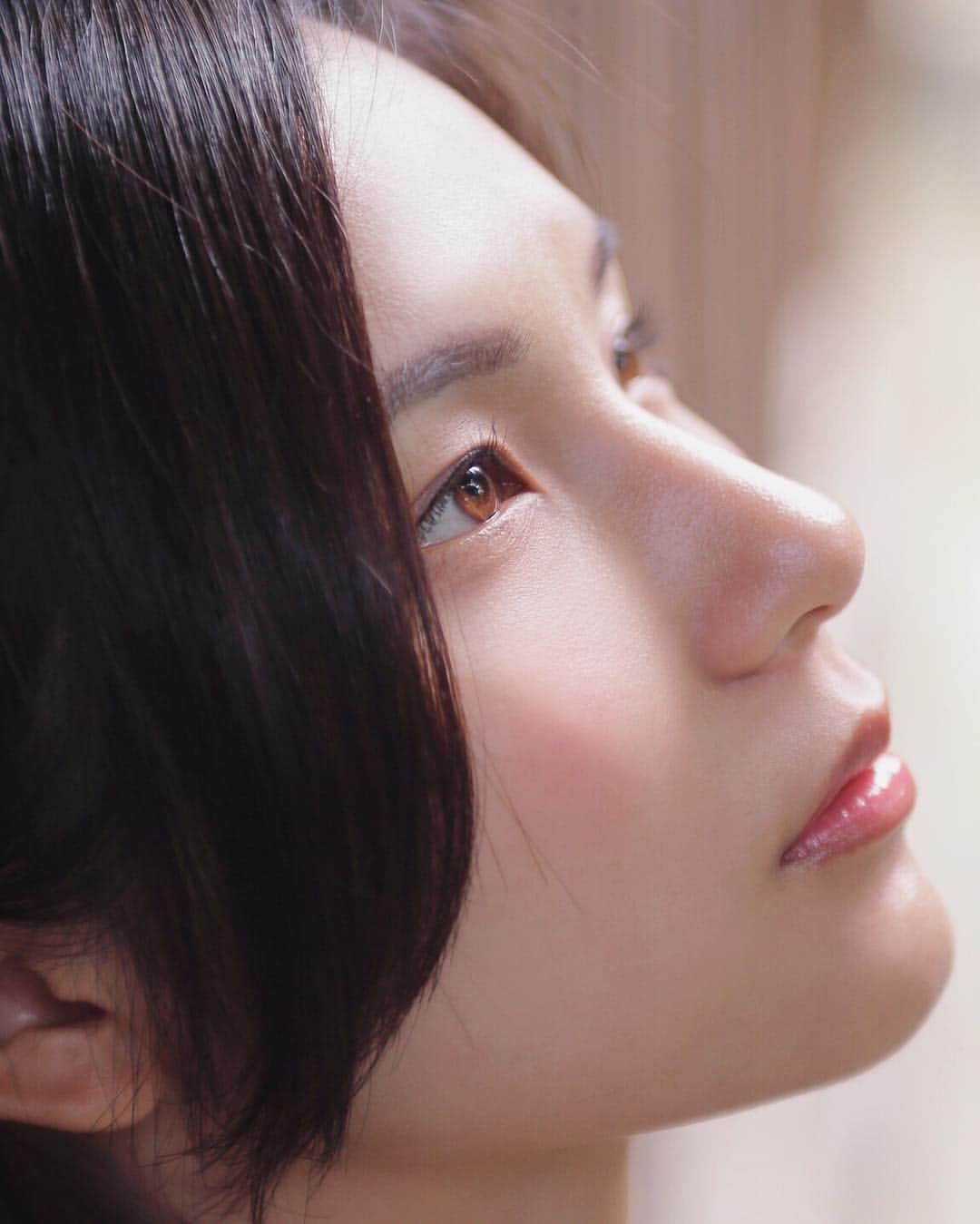 のインスタグラム：「:﻿ 意志のある写真がすき﻿ ﻿ #portrait﻿ #mywork﻿ #mylife﻿ #face﻿ ﻿ あと1ヶ月で何が出来るか﻿ あと1ヶ月でどこまで出来るか﻿ ﻿ 学生を卒業して、「年度」とは無縁の職に就いたけれど、やっぱり4月はいつだって始まりの月です。﻿ ﻿ まずは、ずっとやりたくて憧れていたとあるモデルのお仕事が待ち受けています。とっても嬉しい。皆にお知らせできるといいなぁ。。﻿ ﻿ #bj_kanagawa_official#portrait_perfection#best_photogram#rsa_portrait#igersJP#japanesegirl#japanesemodel#asiangirl#asianmodel#tokyocameraclub#東京カメラ部#写真好きな人と繋がりたい#作品撮り#人像#瞳#ポートレート#ポートレート部#ポートレートモデル#被写体#顔#横顔#撮影﻿ ﻿ そして次には……﻿ これも「いつか挑戦してみたい」と思っていた事のうちの一つに、いよいよ参戦！です。﻿ ﻿ 去年の4月には撮影会を始めた。そのおかげでたくさんの方に出会えて、応援していただけて、たくさん成長させてもらえた。﻿ ﻿ ﻿ さて、今年の4月に蒔いた種はどんな花を咲かせてくれるのかな💐」