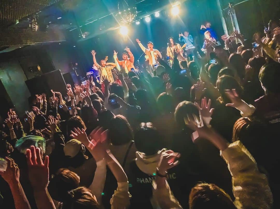 KYOHEYのインスタグラム：「先日は﻿ Blue Vintage presents “Tandem” ﻿ with sankara at 代官山Loopでした！✨🤤﻿ ﻿ Familyの素敵な空間にたくさん笑ってたくさん泣いて終始エモかった✨😍﻿ ﻿ Blue Vintageは6月にalbumリリース、﻿ 9月1日には代官山LOOPでワンマン！﻿ 楽しみいっぱい！🤣✨﻿ ﻿ ありがとうございました☆﻿ #BlueVintage #sankara﻿ #Loop #chillin #ブエチリ」