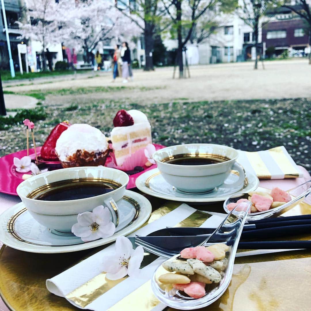 小川薫さんのインスタグラム写真 - (小川薫Instagram)「「お茶をしよう☕️」 ということになり、ご近所のケーキ屋さんでケーキを買ってコーヒー好きなお友達なのでコーヒーをポットに淹れて公園で「桜薫カフェ」🍰 パリで見つけたアンティークのカップを連れて。 あいにく昨日は午後からときおり小雨がぱらつくスッキリしない空模様でしたが、いましか味わえない時間でした🌸  #salondeclover  #サロンドクローバー #小川薫 #おもてなし #おもてなし料理教室 #料理教室 #料理研究家 #テーブルコーディネート #テーブルコーディネーター  #大阪料理教室 #cookingclass  #tablesetting  #堀江 #堀江公園 #tablecoordinate #パーティーフード #おもてなし料理 #花見 #公園カフェ #coffeetime」4月1日 11時21分 - salondeclover