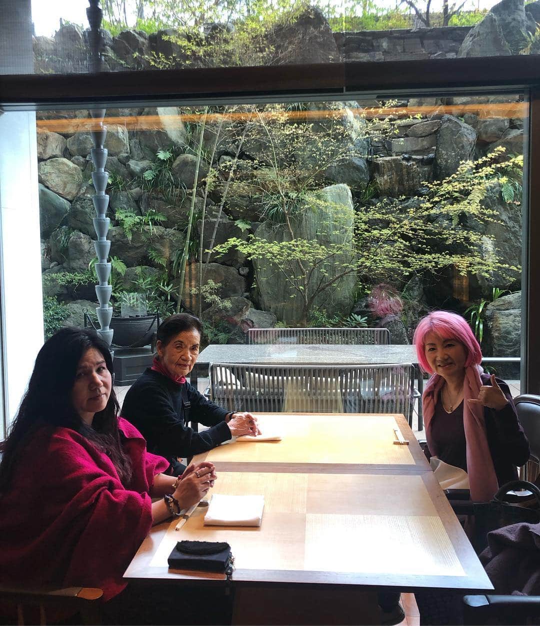 のインスタグラム：「あと何回 こんな時間が持てるだろう いきなり娘がアイドルになり 握手会にくることになった母の 人生もおもろい😆」