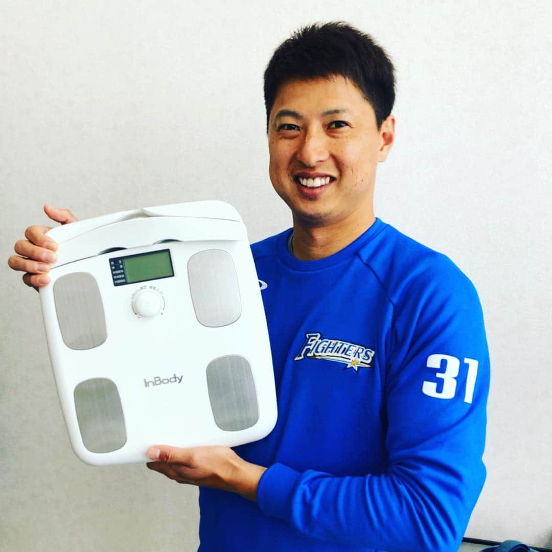 のインスタグラム：「インボディさん @inbodyjapan の家庭用体組成計。体重、体脂肪率だけでなく骨格筋量なども測定できます。アプリと連動していて過去に測定した値と見比べることができます。今では毎朝、測定し変化を確認し自分を知ってから一日が始まっています。 #inbodyjapan #インボディ #体組成計 #北海道日本ハムファイターズ #村田透」