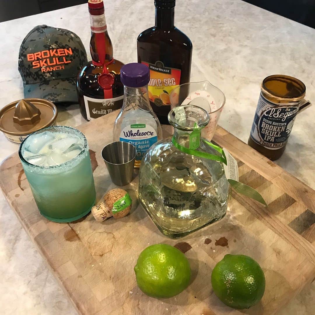 ストーン・コールド・スティーブ・オースチンのインスタグラム：「I blew out my flip flop. Stepped on a pop top. Cut my heel had to cruise on back home... Broken Skull Ranch Margaritaville」