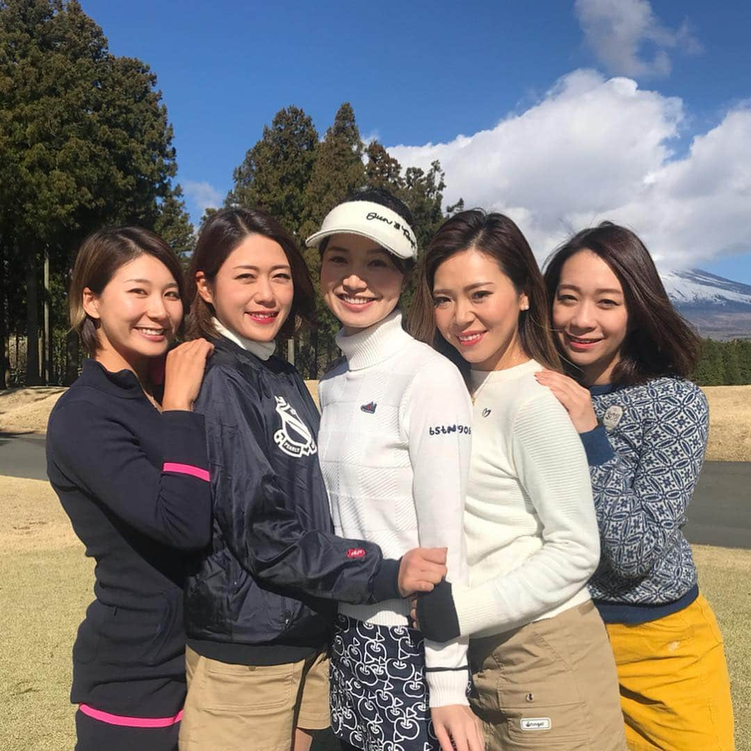 三枝こころさんのインスタグラム写真 - (三枝こころInstagram)「最後にお知らせ❤️エイプリールではありません。 4月1日、本日はリンゴルフオープン決勝🍏⛳️ 各会場を勝ち残った100名の皆さんとの大会になります。 太平洋クラブ御殿場コース、久々に来たけど本当にいいコース。 そして、そして、重大発表(笑) 三枝こころのゴルフ本（タイトルは未定）が6月に発売することになりました。 11年間ゴルフに向き合った全てを書いた1冊になっています。 こんな私が本を出すなんて…と思いましたが、せっかく頂いたお話だったので精一杯作っています☺️ ちょこちょこ、インスタグラムでも本の内容書いて行きます。 #ゴルフ女子 #リンゴルフ  #決勝 #お知らせ #ゴルフ本 #instagolf #11年間のゴルフ #全て詰まった1冊 #発売は6月 #優勝は誰の手に」4月1日 11時28分 - kokoro_golf