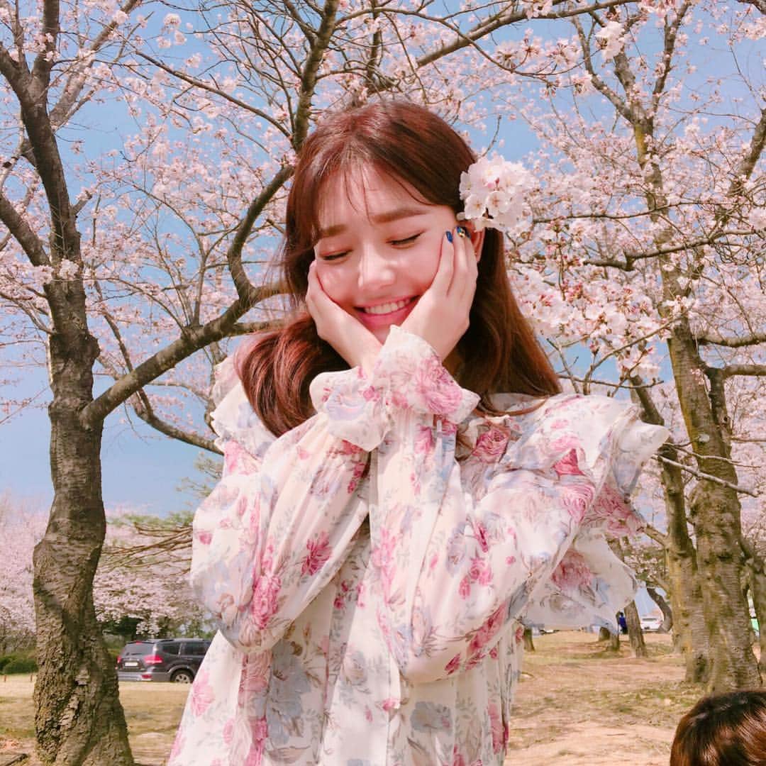 Chuuのインスタグラム：「츄 4월 벚꽃 맞이 chuu blossom 이벤트! 예쁜 봄 신상 사고 소장욕 뿜뿜 벚꽃 굿즈 받자! ⠀⠀⠀ ⏰4월 1일(월) 10 AM ~ 증정품 소진시까지 ⠀⠀⠀ 📌이벤트 내용 👉🏻chuu blossom 카테고리 상품 구매 시 : 벚꽃 엽서 + 브랜드카드 증정(선착순 500명) 👉🏻카테고리 상관없이 6만원 이상 구매 시 : 벚꽃 브로치 증정(선착순 100명) ✔️chuu blossom 카테고리는 4/1(월) 10시에 오픈됩니다. ✔️사은품 재고 소진시 임의 종료될 수 있습니다. ✔️사은품 재고 소진시 주문완료 페이지에 사은품이 표시되지 않습니다. ✔️1인당 최대 1번씩만 증정됩니다. ⠀⠀⠀ #chuublossom #chuu #츄 #chuuseoul #벚꽃 #벚꽃엠디 #벚꽃md #레어템 #소확행」