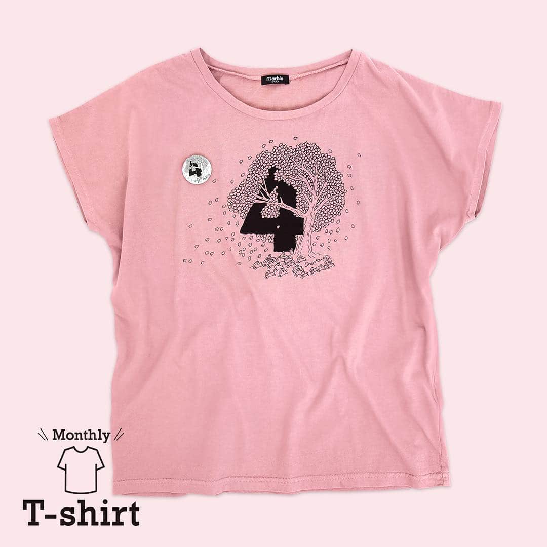marbleSUD(マーブルシュッド) のインスタグラム：「【Monthly T-shirt】 4月1日(月)発売の「Monthly T-shirt」を発表いたします！第2弾のプリントは…春といえばコレ！そう、桜です！薄く柔らかな花びらがひらひらと舞う桜の木の下では小さなうさぎたちが花見を楽しんでいます。ベースの色もPINKで春気分を盛り上げてくれますね。今回も同じ柄の缶バッジも付きです！ ・ 直営店、online shop共に、1ヶ月限定での発売となっております。数量限定のレアアイテム！前回の3月バージョンは瞬く間に完売となってしまいました。月初がチャンスです！この機会にぜひゲットしてくださいね！ ・ 【4月 Monthly T-shirt】 販売期間：4月1日(月)〜30日(火) ※無くなり次第終了 ・ #marblesud #マーブルシュッド #4月 #april #イベント #カレンダー #ラッキーナンバー #マンスリー #tshirt #Tシャツ #限定 #誕生月 #プレゼント #暦 #new #ファッション #うさぎ #桜 #満開 #お花見 #ピンク #koyomiforyou」