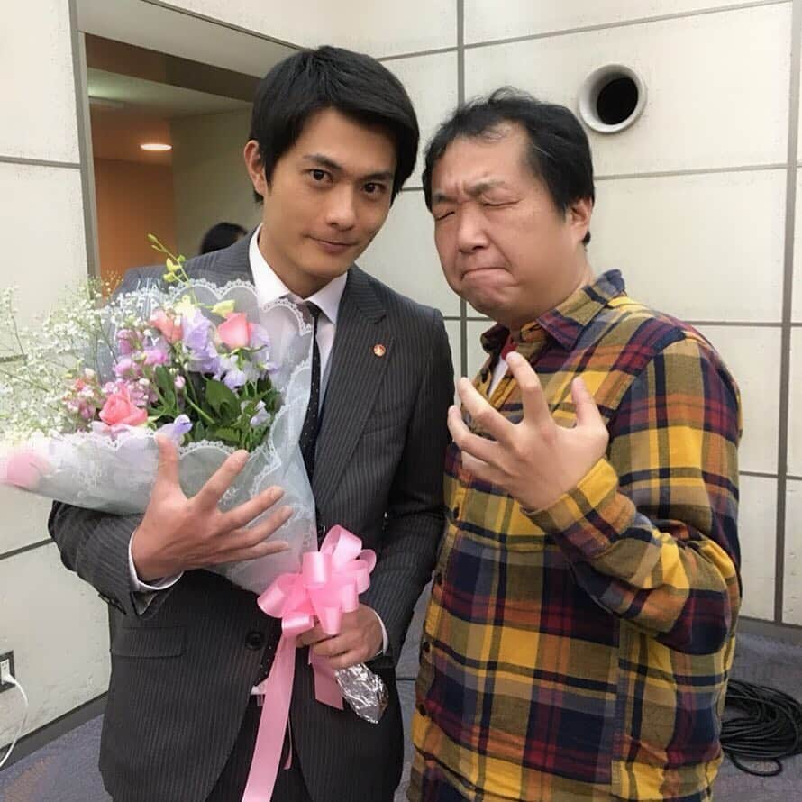 庄野崎謙さんのインスタグラム写真 - (庄野崎謙Instagram)「二夜連続スペシャルドラマ 「名探偵 明智小五郎」 ご覧いただきありがとうございました❗️ 木村ひさし監督との一枚❗️ 嫌味でクール、でも仕事はできない役に導いていただきました❗️ ありがとうございました🙂 共演者の方々、スタッフの方々と楽しい時間を過ごせて最高の作品でした❗️ 全てに感謝  #明智小五郎 #木村ひさし 監督 #感謝 #俳優 #actor #庄野崎謙」4月1日 11時40分 - shonozaki_ken