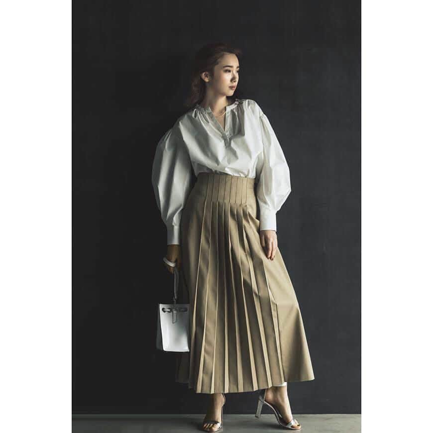mid pressのインスタグラム：「. . . oggi5月号 / BLENHEIM ▶︎ボリュームスリーブギャザーブラウス  U330-003 ￥18,500 ▶︎チノプリーツロングスカート U430-021 ￥25,000 . . . #BLENHEIM #ブレンヘイム  #雑誌掲載商品 #oggi」