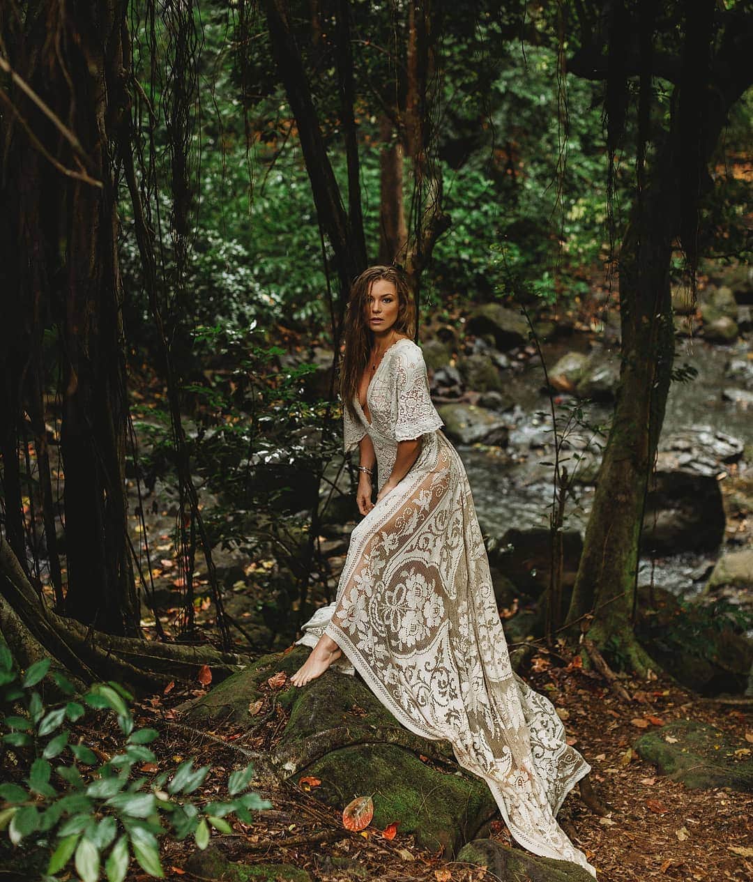 Nikki Leighさんのインスタグラム写真 - (Nikki LeighInstagram)「𝓞𝓱 𝔀𝓱𝓮𝓷 𝓘 𝓼𝓪𝔀 𝓱𝓮𝓻 𝓼𝓽𝓪𝓷𝓭𝓲𝓷𝓰 𝓽𝓱𝓮𝓻𝓮  𝓦𝓮𝓵𝓵 𝓼𝓱𝓮 𝓵𝓸𝓸𝓴𝓮𝓭 𝓪𝓽 𝓶𝓮, ✨ 🄰🄽🄳 🄸, 🄸 🄲🄾🅄🄻🄳 🅂🄴🄴, ✨  𝔗𝔥𝔞𝔱 𝔟𝔢𝔣𝔬𝔯𝔢 𝔱𝔬𝔬 𝔩𝔬𝔫𝔤 ℑ'𝔡 𝔣𝔞𝔩𝔩 𝔦𝔫 𝔩𝔬𝔳𝔢 𝔴𝔦𝔱𝔥 𝔥𝔢𝔯 💫🌱 * * 📸 @fernandakenfieldphotography 💃 dress by @reclamationdesigncompany #fantasy #trees #nature #naturesart #naturephotography #naturegirl #naturally #naturalbeauty #nature #hawaii #rainforest」4月1日 11時34分 - missnikkileigh
