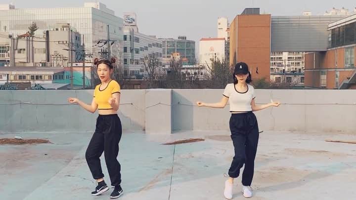 Chuuのインスタグラム：「실시간 CHUU에서 난리난 [ITZY] 커버영상❤️ J와 디니의 커버 풀영상은 유투브 👉chuutv 에서 확인하세요 :)」