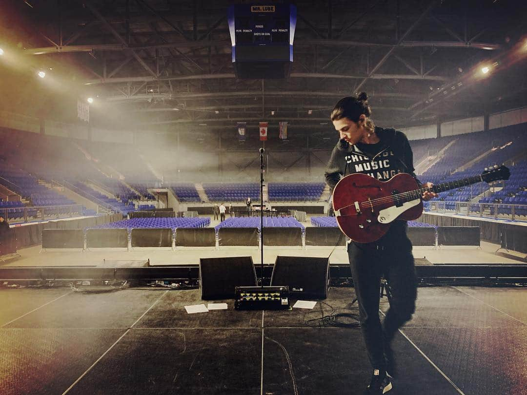 ジェームズ・ベイさんのインスタグラム写真 - (ジェームズ・ベイInstagram)「Vancouver tonight, who’s ready?! 📷 @catherinevernabentley」4月1日 11時49分 - jamesbaymusic