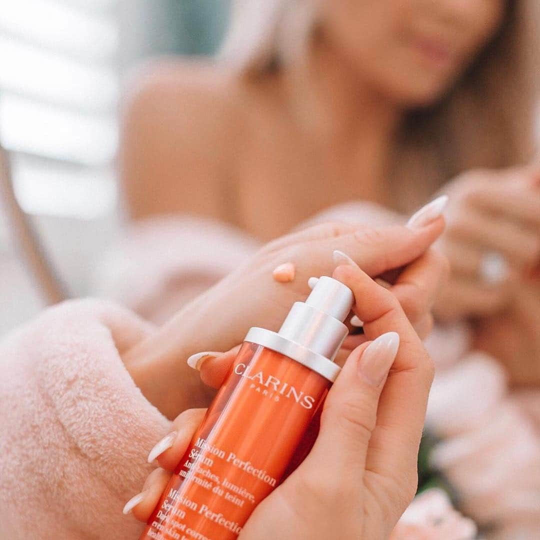 Clarins Canadaさんのインスタグラム写真 - (Clarins CanadaInstagram)「Kick off the week with a flawless complexion thanks to the Mission Perfection Serum! Repost: @xposedbeauty . . . #Clarins #ItsAllAboutYou #MissionPerfection #ClarinsSerums」4月1日 11時41分 - clarinscanada