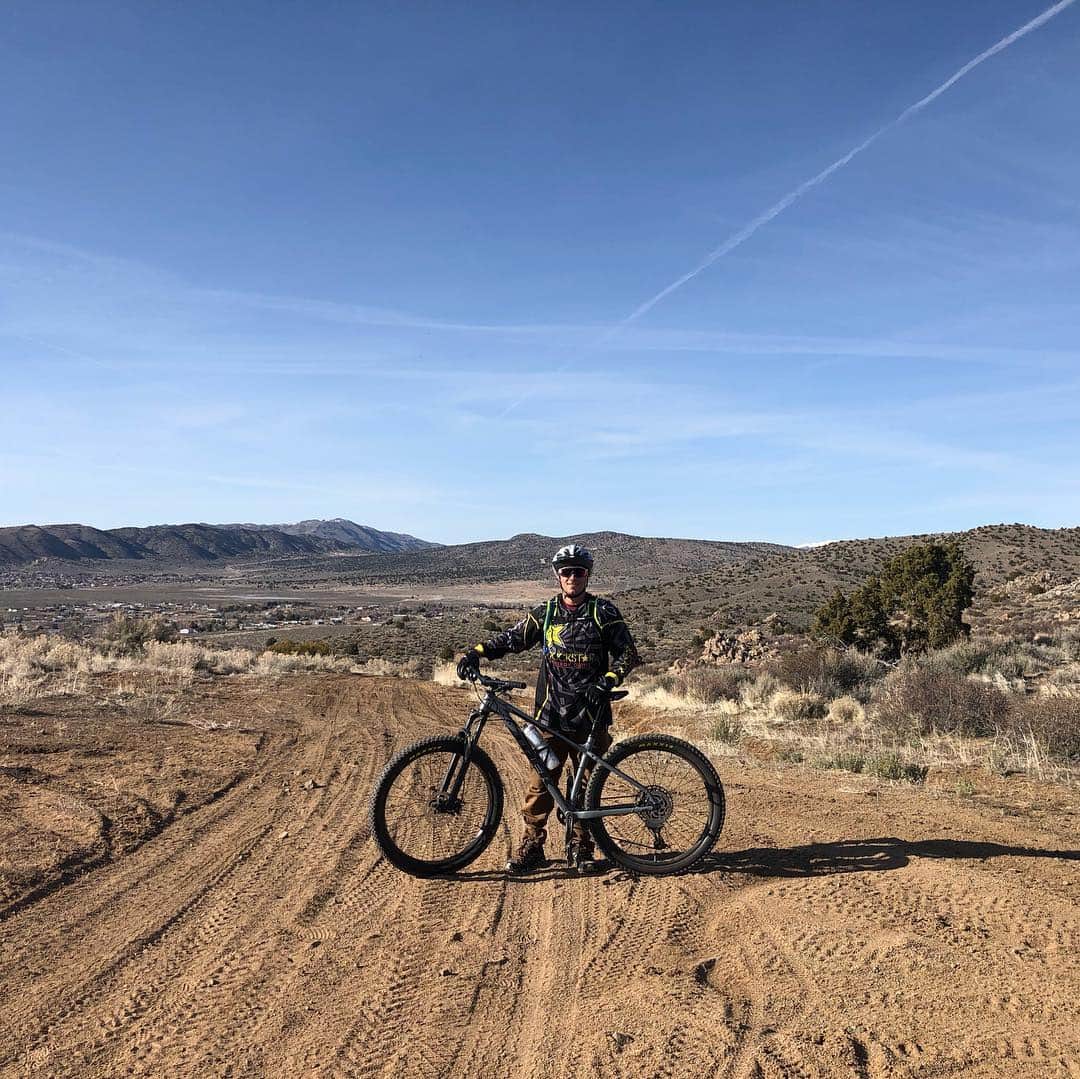 ジェイコブ・ダルトンのインスタグラム：「Nothing like miles and miles to explore while getting a workout in 💪🏼 #kagedmusclesupps #trek #roscoe8 #mountainbike #nevada #explore #fitnessontheroad」