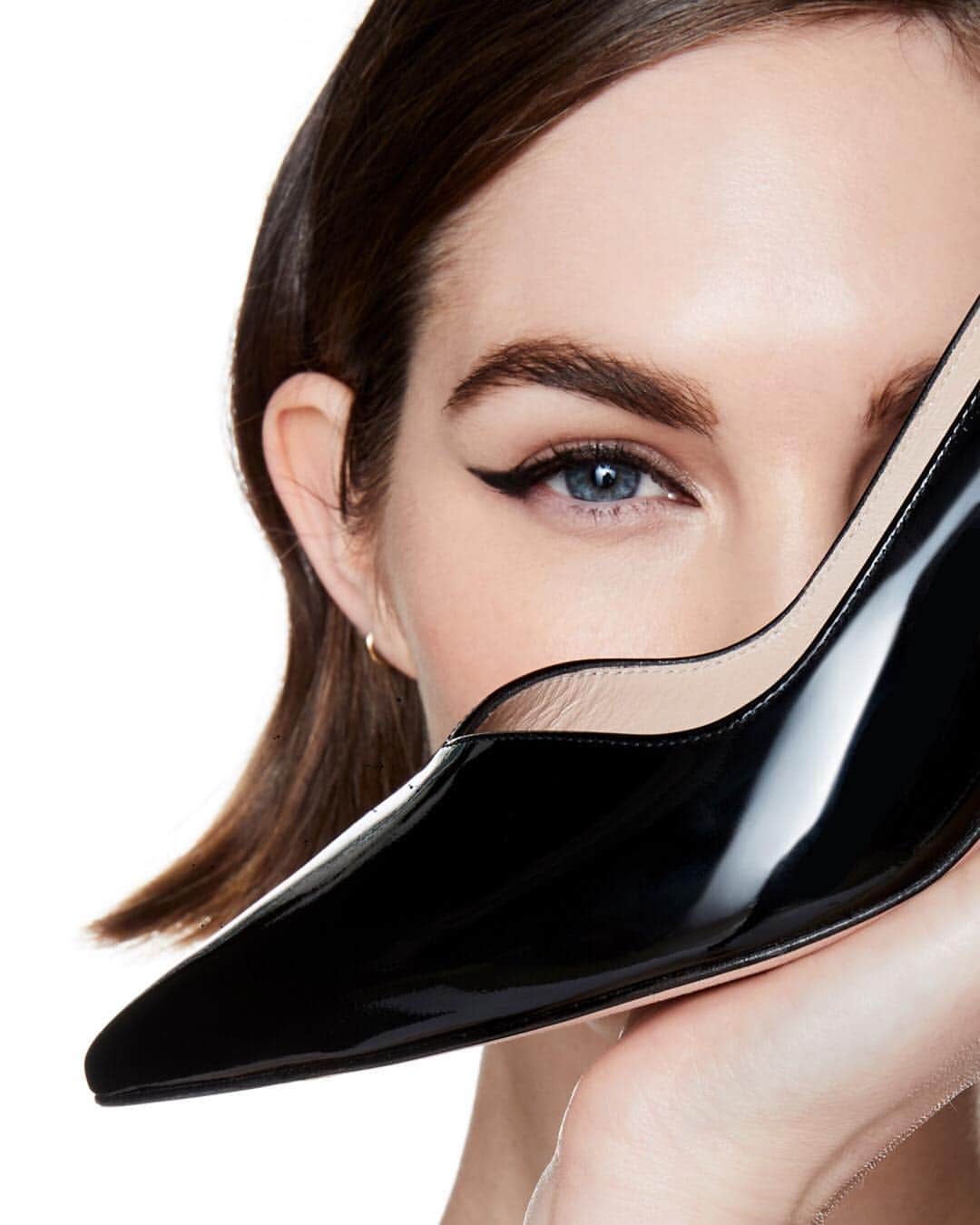 のインスタグラム：「The modern classic black pump: Just as essential as your day-to-night eyeliner. #ANNY #StuartWeitzman #SWPalette」