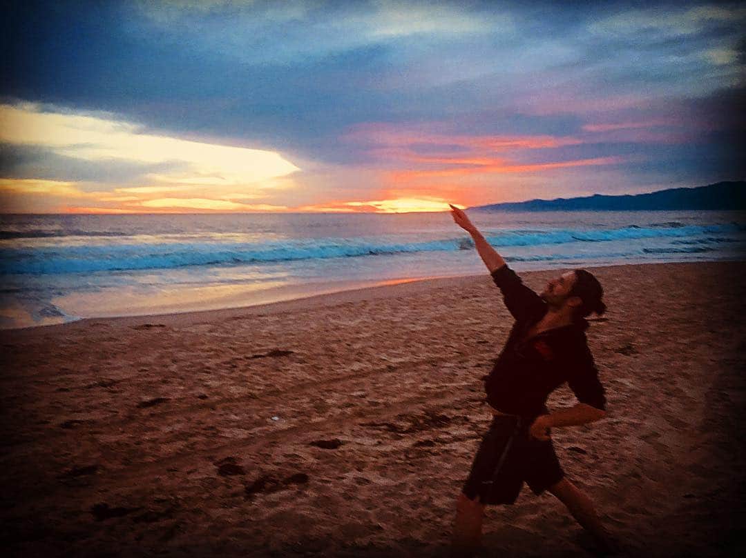 オーエン・マッケンさんのインスタグラム写真 - (オーエン・マッケンInstagram)「Running on the beach in Los Angeles sunsets, don’t mind if do 📷 by that beach nymph who was just wandering by  @beachcomer22」4月1日 11時55分 - eoincmacken